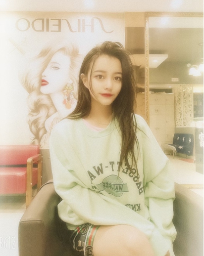 成都神似迪丽热巴的小姐姐